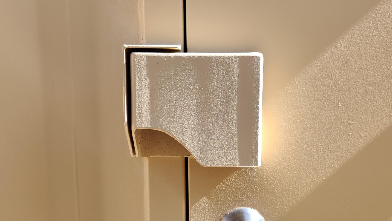 Man Door Lockbox - Image 3